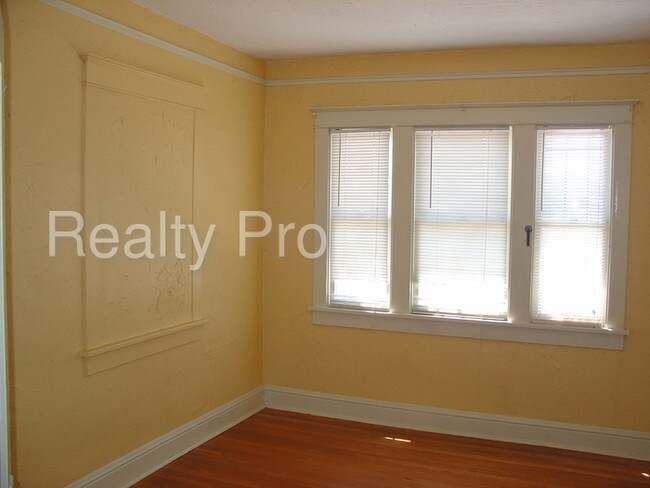 Building Photo - 103 Maple St NE