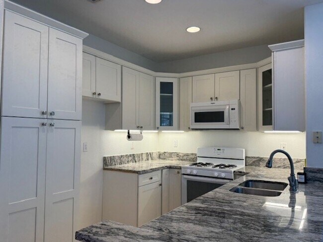 Building Photo - Vista Plaza: 3 Bedroom 2.5 Bathroom Townhome,
