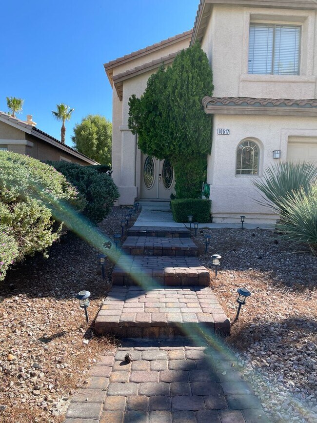 Foto del edificio - Beautiful 5 bedroom, 2 story home in the h...