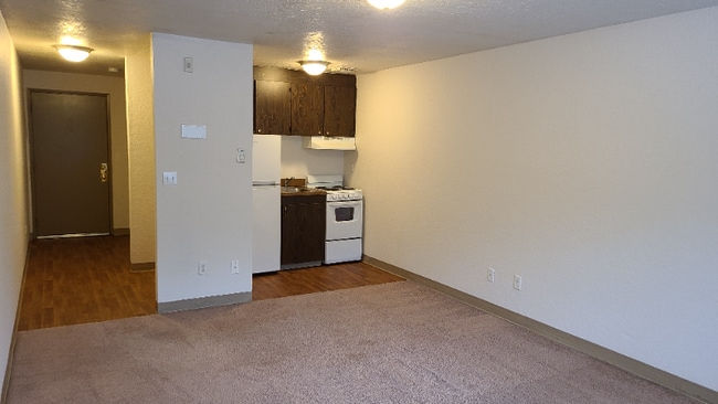 Building Photo - 1625 Kent Des Moines Rd