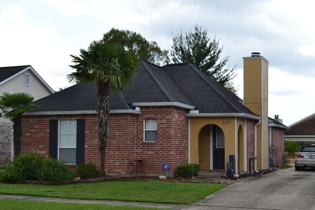 Building Photo - Location! Location!  3 bedroom, 2 bath, Ga...