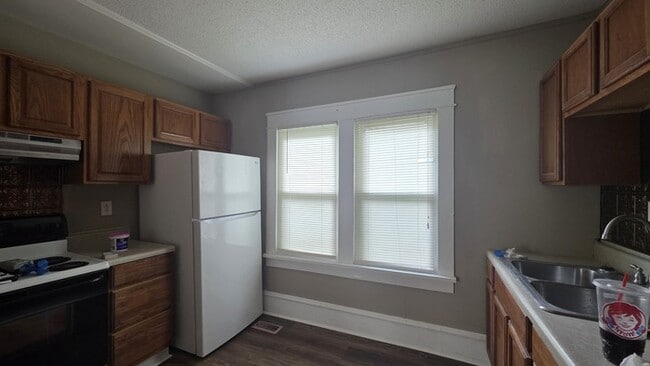 Building Photo - Nice, Renovated Cottage
