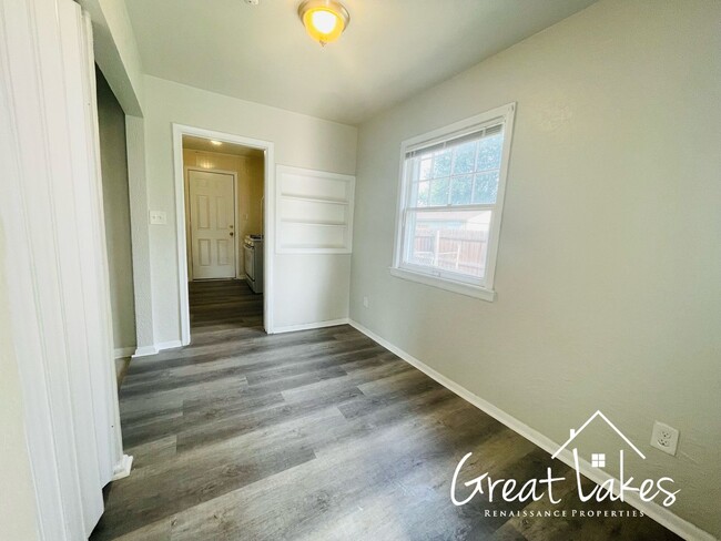 Building Photo - Lovely 3 Bedroom 1 Bathroom now available ...