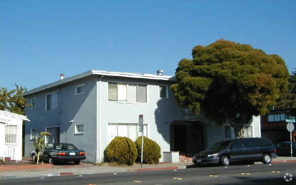 Building Photo - 2563 Barrett Ave