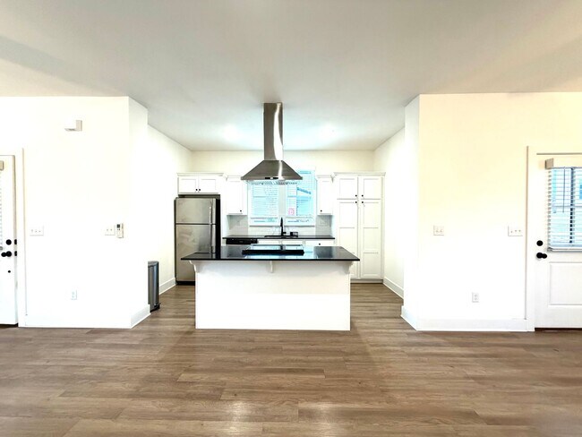 Building Photo - $2,500 Move-In-Special