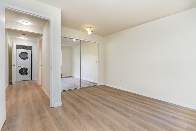 Foto del edificio - Modern 2-Bedroom Townhouse-Style Condo wit...