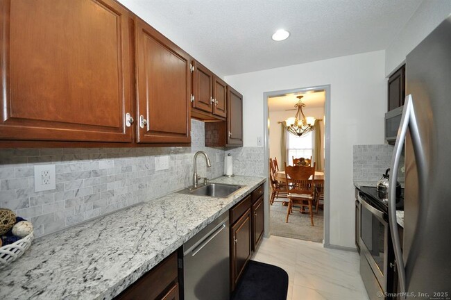 Foto del edificio - 37 Newberry Ln