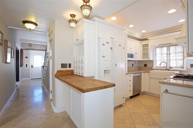 Foto del edificio - 1327 Torrey Pines Rd