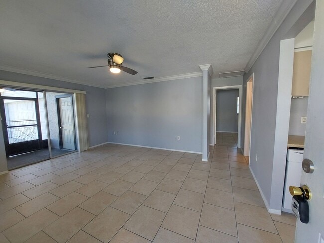 Building Photo - Adorable and Comfortable Sarasota Duplex! **Housing Choice Vouchers accepted**