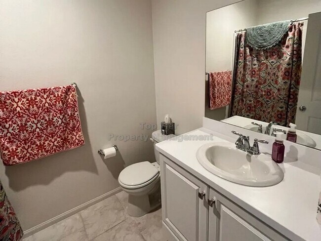 Building Photo - Available NOW! Great deal for 3 bed/3 bath...