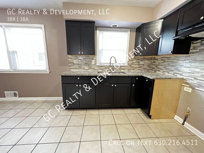 Building Photo - ***3 BDRM BRICK BUNGALOW / 1 BTH /  2 CAR ...