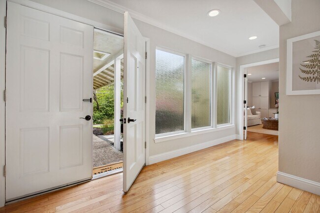 Foto del edificio - Updated 3 bedroom + office & pool, single ...