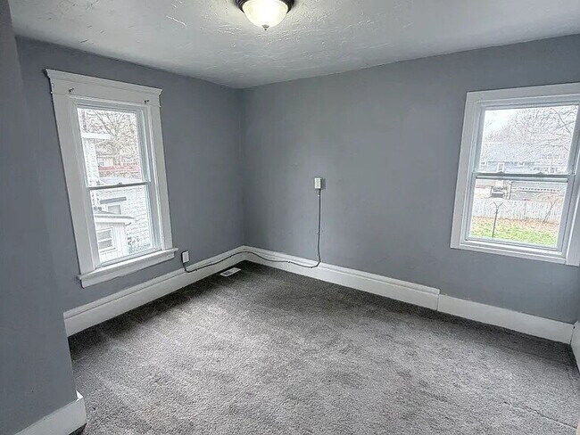Foto del edificio - Spacious 6-bedroom, 3-bath home offering a flexible multi-level layout ideal for comfortable living