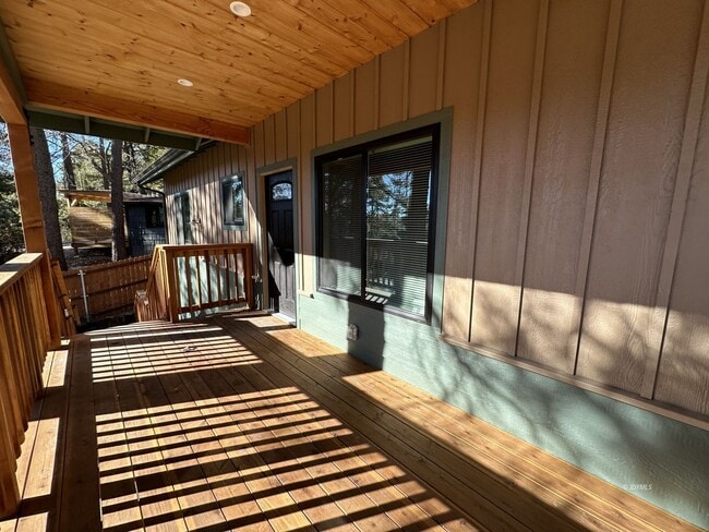 Building Photo - Newer 2 Bedroom Home