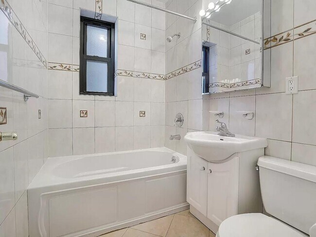 Foto del edificio - 76-66 Austin St