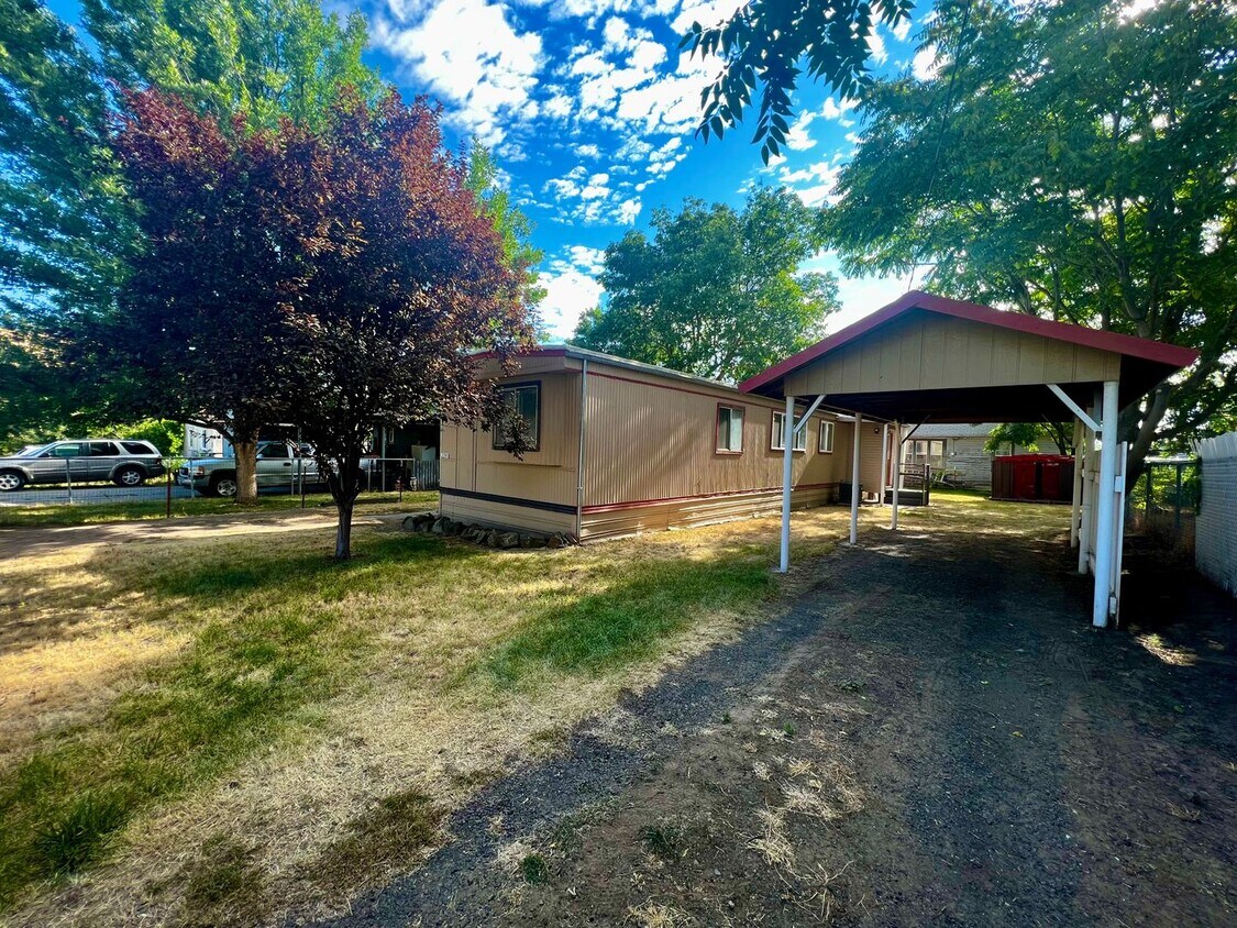 Foto principal - Newly Remodeled 3-Bedroom on Fully-Fenced Lot