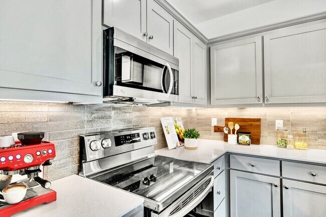 Foto del edificio - Sign a Lease By the End of July and Receive One Month of FREE Rent! Luxury 3 Bedroom 2.5 Bath Tow...