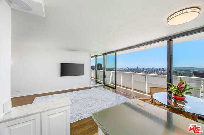 Foto del edificio - 8787 Shoreham Dr