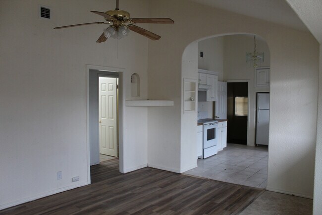 Foto del edificio - 2437 Darrow Ave