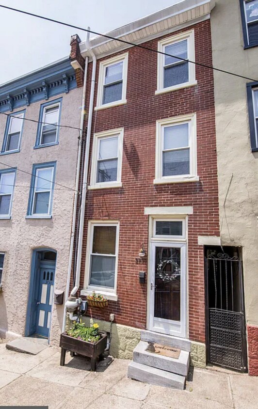Primary Photo - 3737 Calumet St