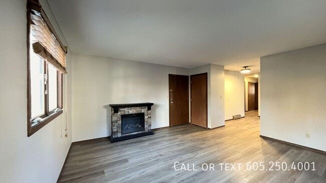 Building Photo - Cozy 2 Bedroom 1 Bathroom Apartment Close ...