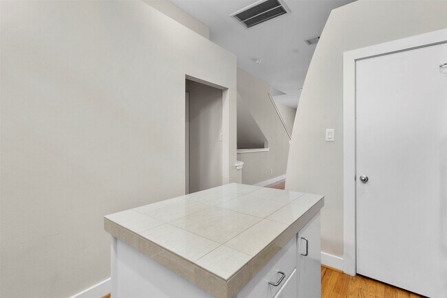 Building Photo - 8715 Meadowcroft Dr