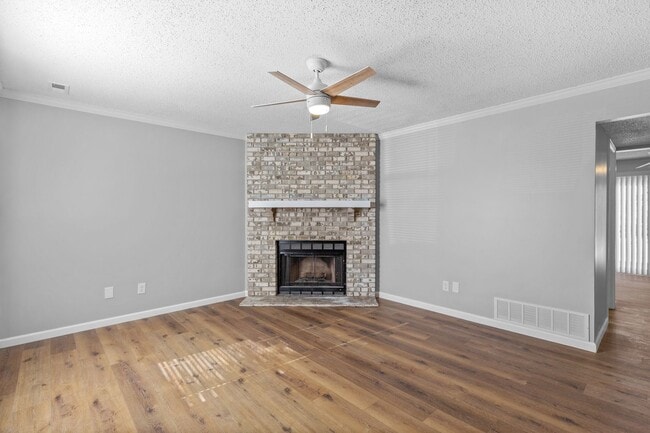 Building Photo - St Peters Townhouse/ Totally remodeled!