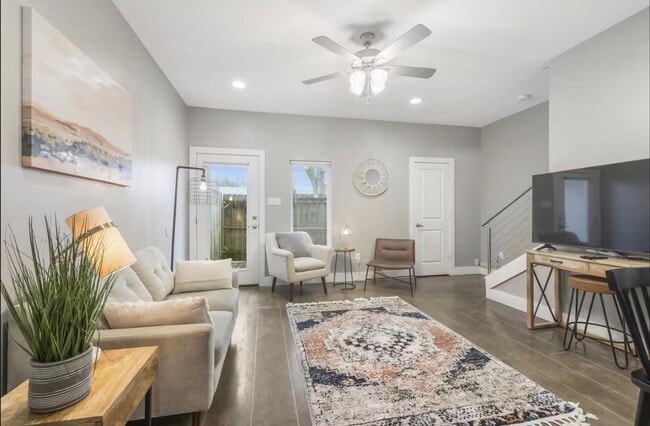 Building Photo - 113 Bayou St