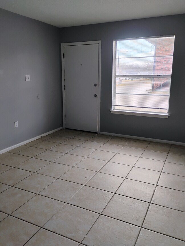 Building Photo - 1120 Shilo Ave