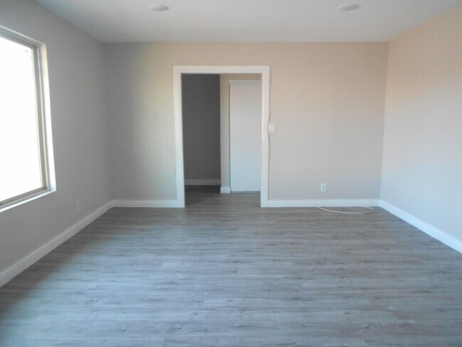 Foto del edificio - Welcome to this charming 4-bedroom!