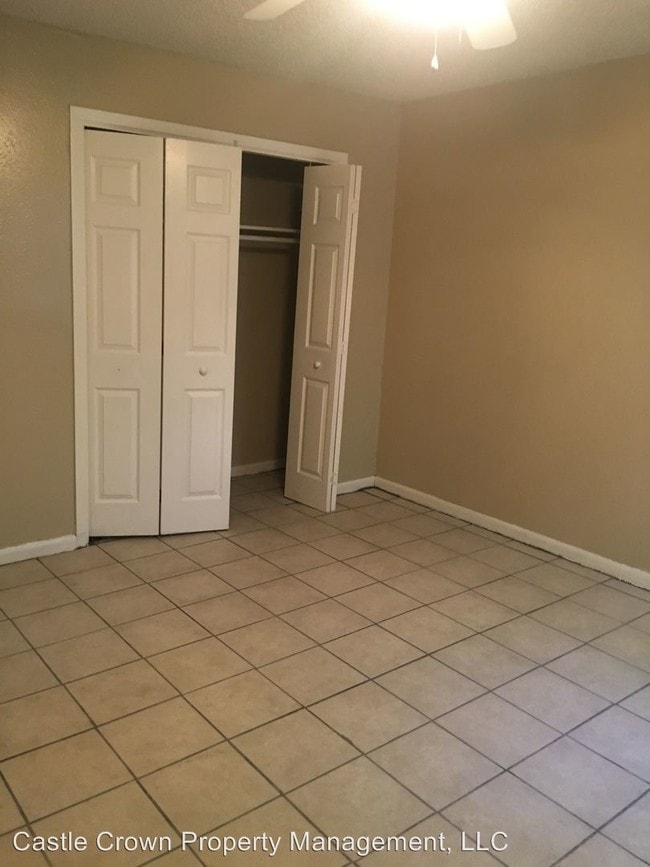 Building Photo - 2 br, 1 bath Apartment - 1111 Sunrise Road