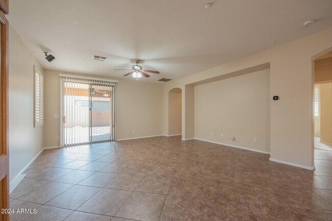 Foto del edificio - 12129 W Dove Wing Way