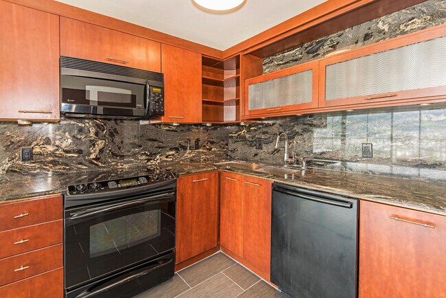 Building Photo - 2611 Ala Wai Blvd