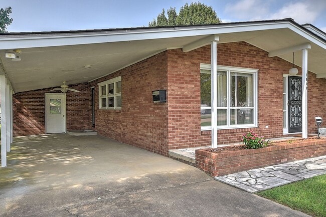 Building Photo - 1808 Sherwood Pl