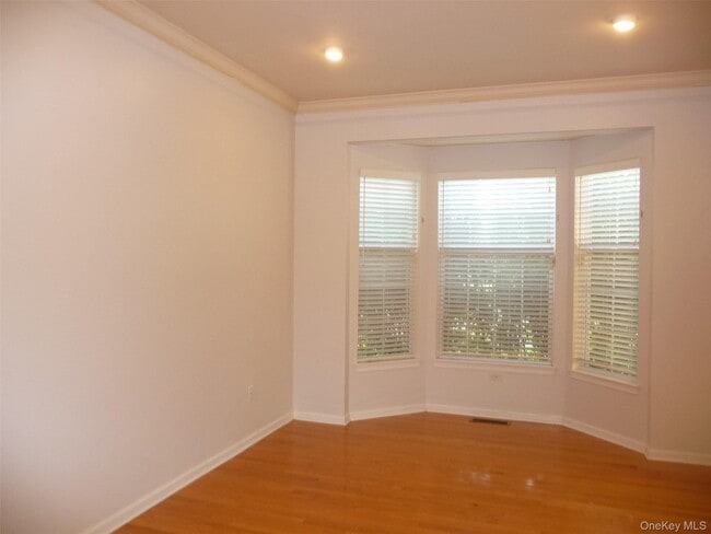 Building Photo - 220 Roosevelt Dr