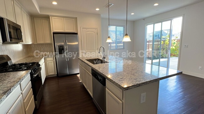 Building Photo - 448 Albertina Ave