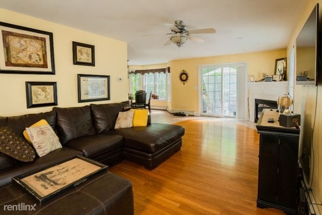 Building Photo - 4 br, 2.5 bath House - 360 Island Pond Rd