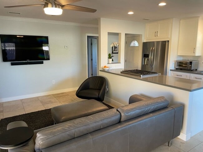 Building Photo - Poway: 4bd/2ba+ Attchd Gar - Single Level