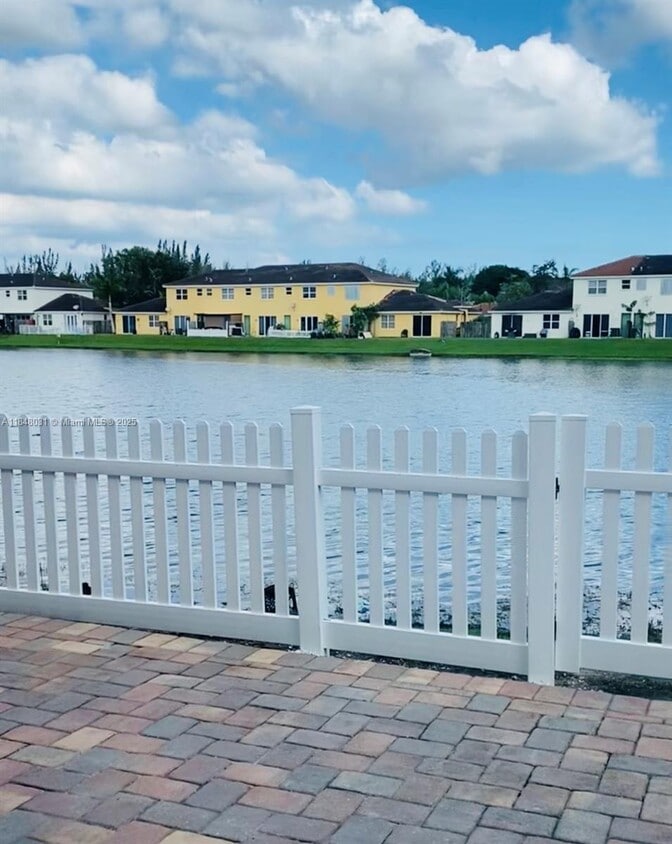 Foto principal - 949 NE 42nd Ave