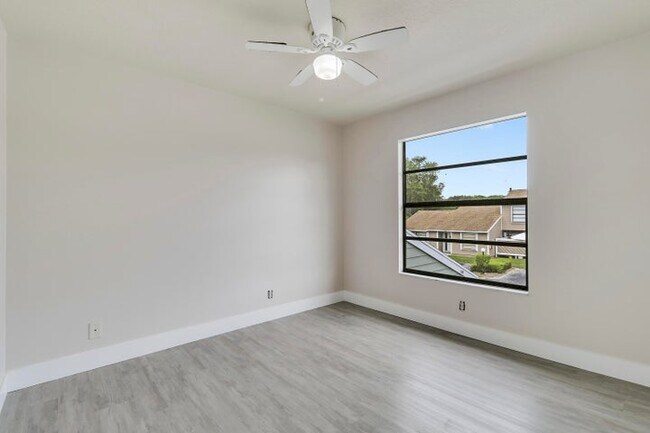 Building Photo - 202 Lakewood Dr
