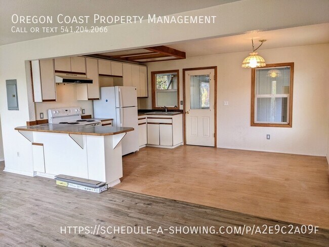 Foto del edificio - 2 bedroom home with detached garage and bo...