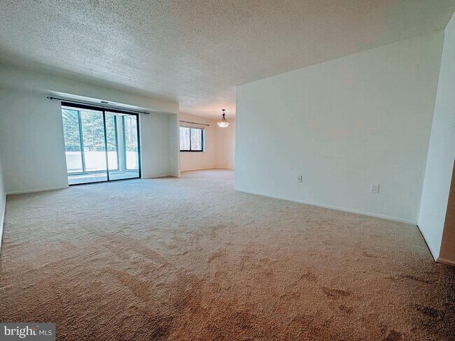 Foto del edificio - 15100 Interlachen Dr