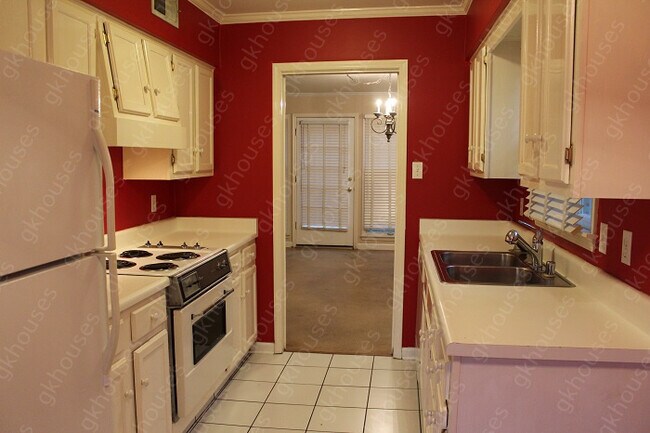 Building Photo - 2 bed / 2.5 bath home