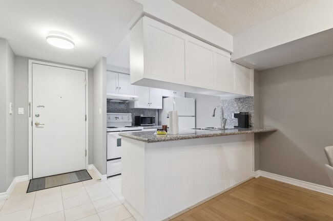 Building Photo - 168 Simcoe St