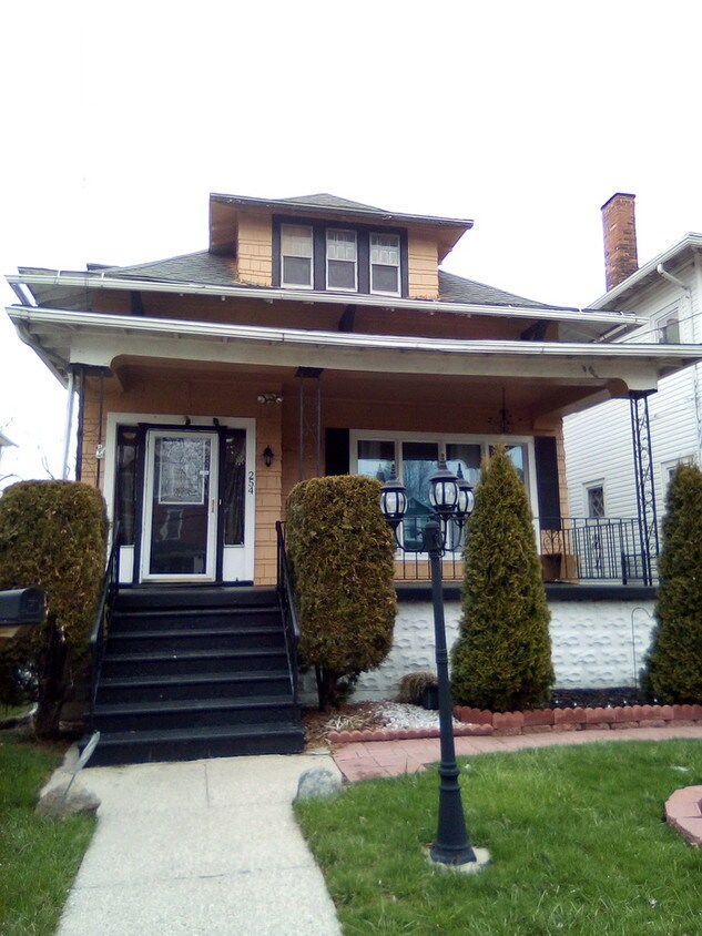 Primary Photo - 254 Dewey Ave
