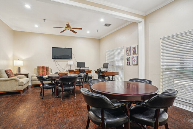 Centro de negocios para residentes - Villas of Mission Bend - Senior Living