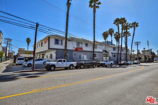 Foto del edificio - 1540 N Bronson Ave