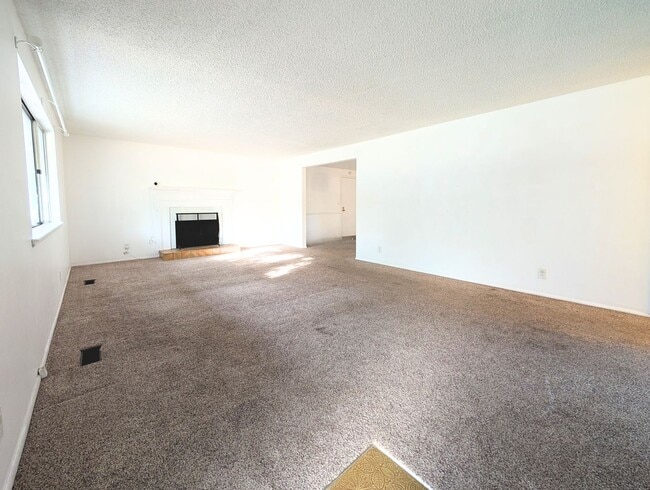 Building Photo - 3-Bedroom Home in great Location