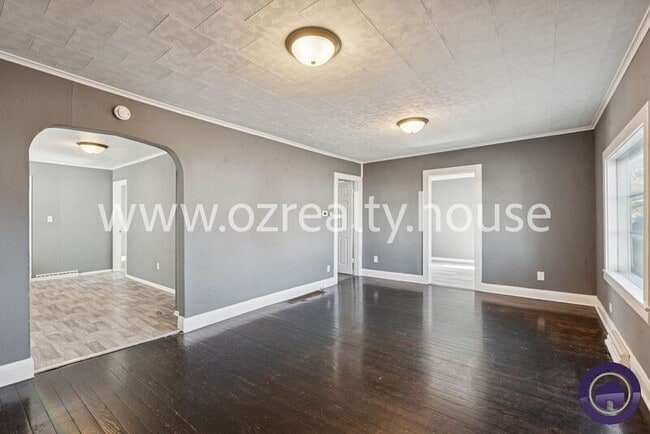 Building Photo - 1647 Eleanor Ave