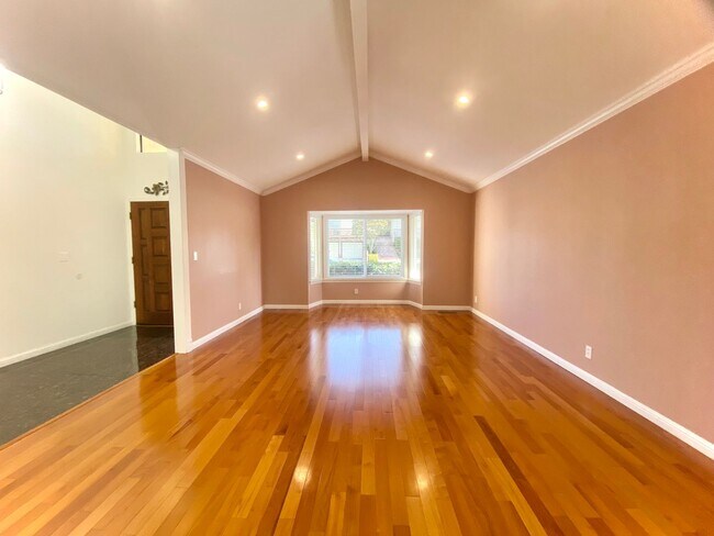 Foto del edificio - Spacious 4-Bedroom Irvington Home with Mod...